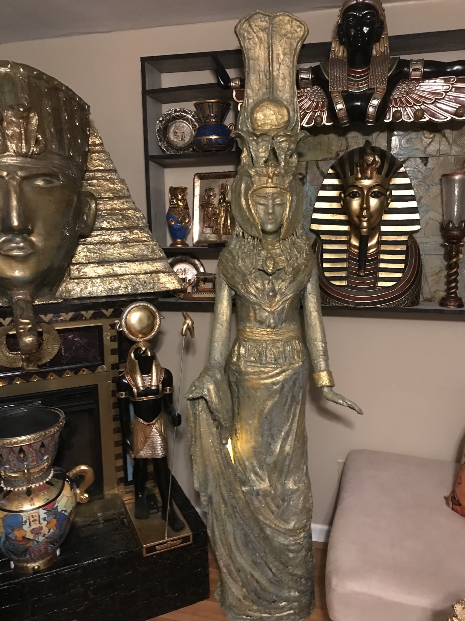 Egyptian queen statue